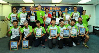 Francesco M. Squillacioti, representative from Oxfam Trailwalker’s principal sponsor, State Street (back row, third from the left), Bernard Chan, Chair of Oxfam Trailwalker Advisory Committee, Kim Mok, Founder of the ‘Fearless Dragon’ team (back row, fifth from the left), Kanie Siu, Director of Fundraising & Communications (back row, far right), KK Chan, Trailwalker veteran and coach of the Christian Zheng Sheng College team (back row, second from the right), and Chan Siu Cheuk, Alman, Principal of Christian Zheng Sheng College.