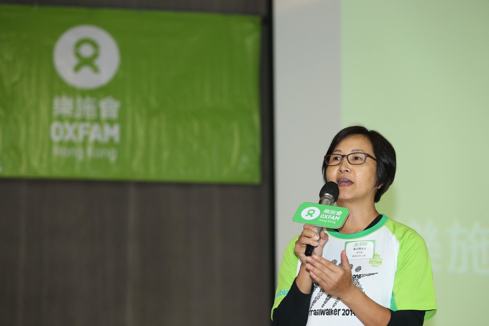 Brenda Wong (Fundraising Manager – Events, Oxfam Hong Kong) briefed walkers and their supporters on event details and safety measures.
