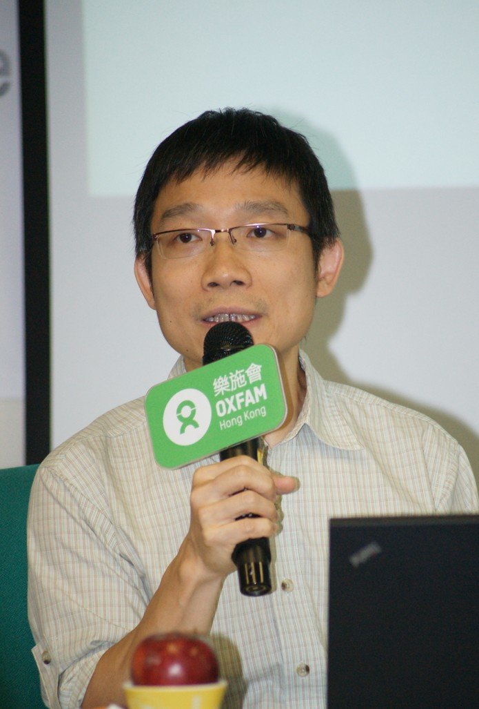 Oxfam Acting Hong Kong Programme Manager Alfred Choy says the study found a larger discrepancy between the 2013 poverty line and the poverty line based on the basic cost of living for one-person households. The reason is that one- and two-person households include many elderly people who do not have an income. This would lead to a much lower median income.
