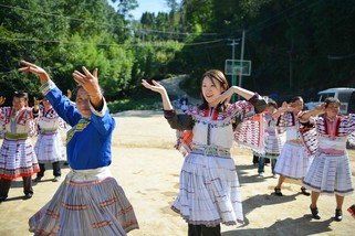乐施大使王菀之穿上民族服与当地村民载歌载舞。