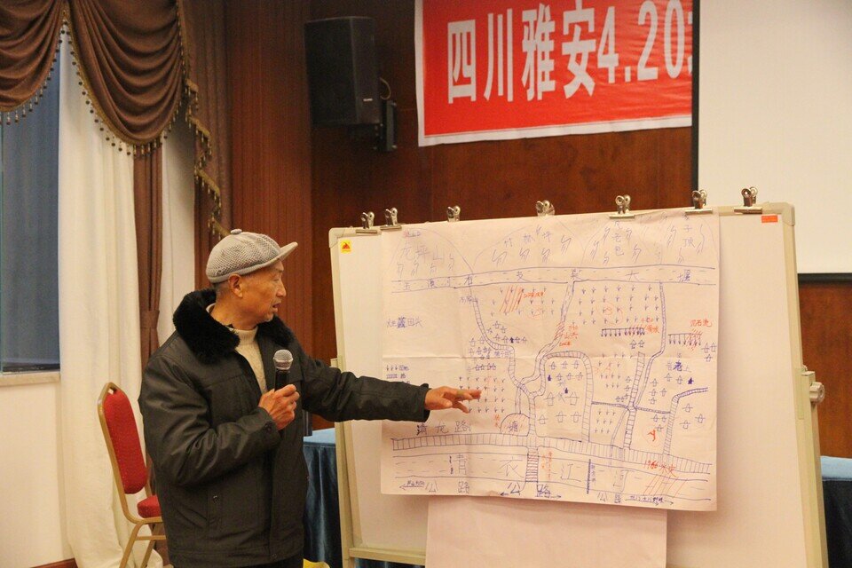 乐施会支持雅安地震重建项目村的村民代表接受灾害管理培训，按其村子特色自制灾害图，并制订村级减灾防灾计划。图中村民正为其减灾防灾计划作介绍。(图：乐施会合作伙伴 - 成都高新区和众文化发展中心)