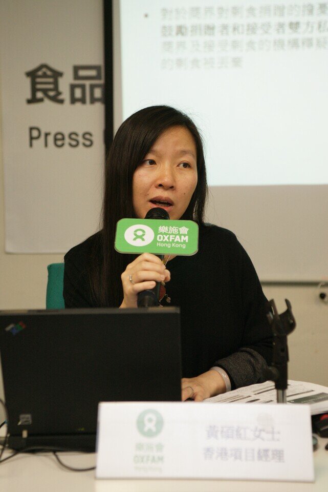 香港项目经理黄硕红表示，很多食品会因为「外表不佳」而被判定为剩食，最终大部分遭浪费丢弃。