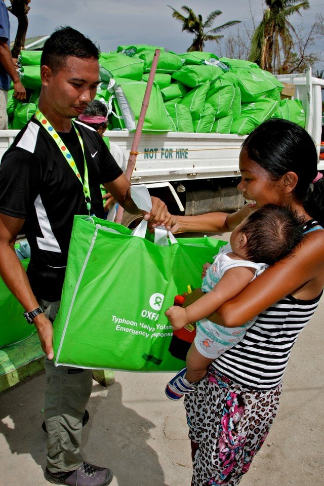 乐施会向当地灾民派发包括卫生包及食水。 (Jire Carreon/Oxfam)