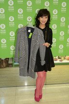 樂施大使趙雅芝小姐即場推介義賣的Chanel外套 (折實價港幣5,000元)，為樂施商店籌款。