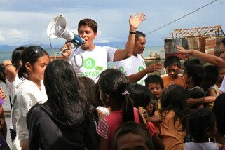 Christoper ‘Toper’ Cabalhiw (left), a local volunteer working with Oxfam as a Public Health Promoter, and Oxfam Public Health Assistant Allan A Nayga (right). Here, they are gathering children at an Oxfam public health promotion activity aimed at helping them learn how to use latrines, and how and why they need to wash their hands. (Photo: Jire Carreon / Oxfam)