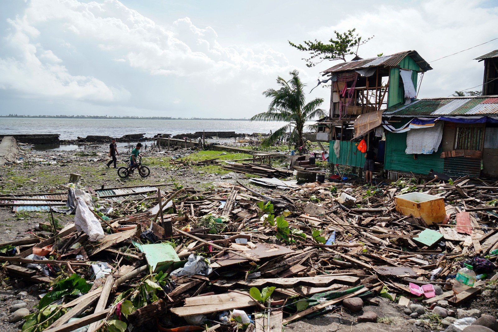 台风「巴蓬」在2019年12月24 及25日吹袭菲律宾中部沿海城市塔克洛班，摧毁多座建筑物，令当地人过了一个忧伤和狼狈的圣诞假期。（摄影︰Bobbie Alota / AFP）