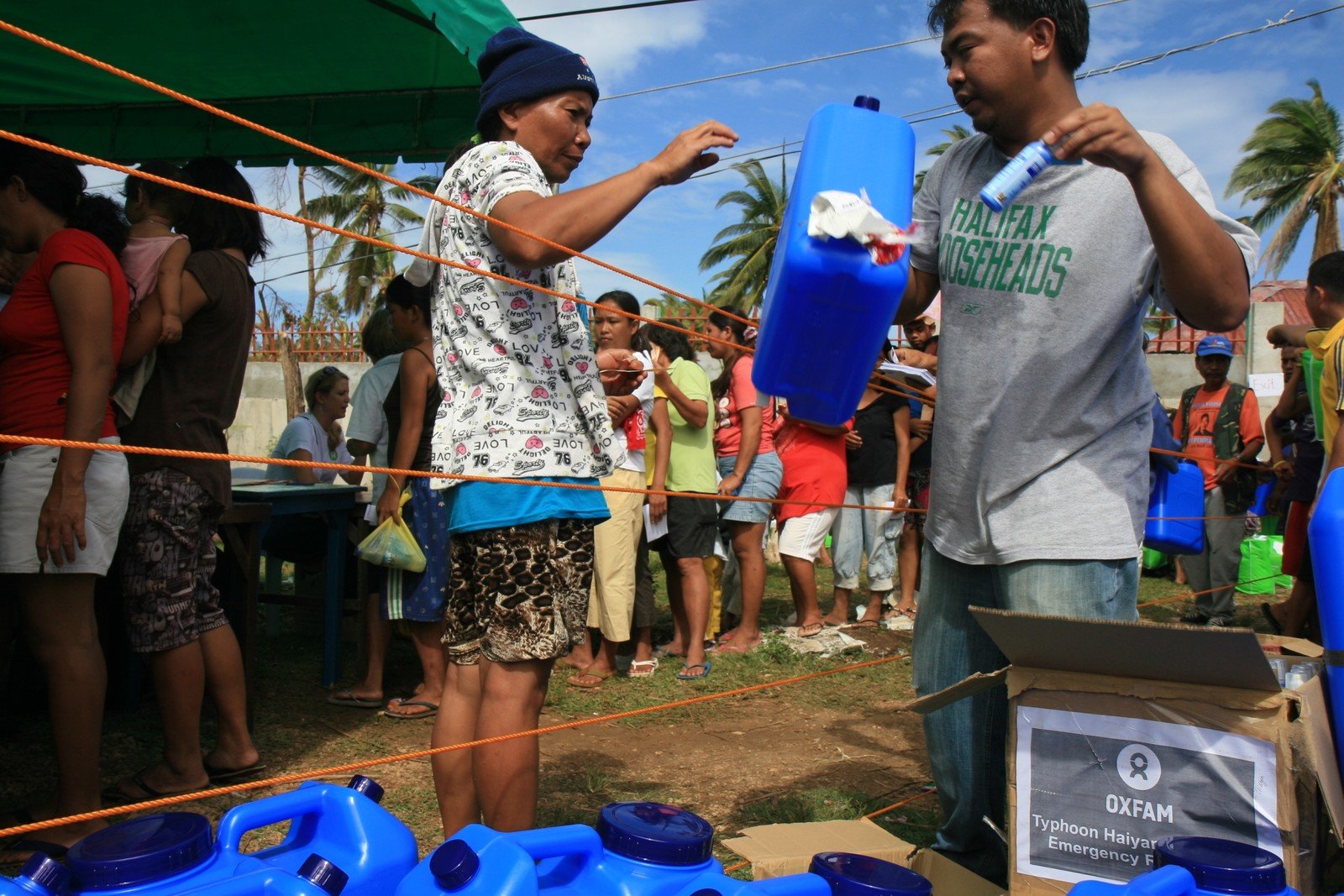 樂施會在受海燕重創的Daanbantayan沿岸地區向700多戶受災家庭提供衛生包和淨水套裝。