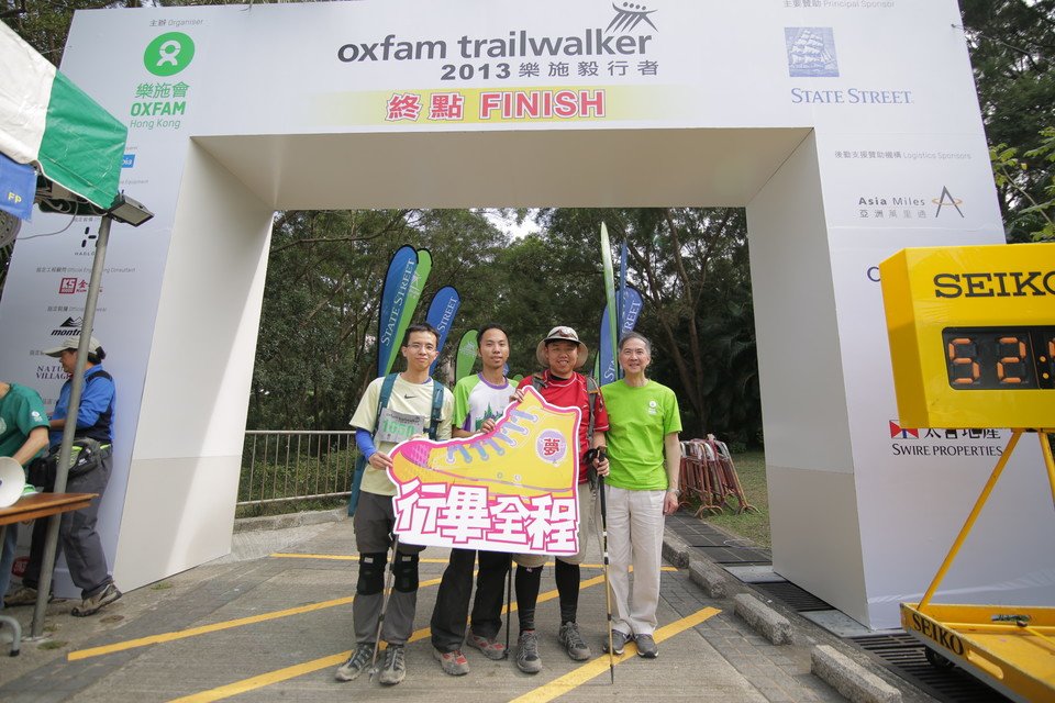 Oxfam Trailwalker 2013 ended successfully this afternoon when the last team crossed the finish line in Yuen Long at 1:47pm today, completing the 100km trail in 47 hours 47 minutes. Dr. Stephen Fisher, Director General of Oxfam Hong Kong, greeted the teams at the Finish Point.