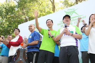 Oxfam Trailwalker Kick-Off Ceremony was held at 11am today and officiated by Mr. Francesco M. Squillacioti, Senior Managing Director, Regional Business Director of Securities Finance, Asia Pacific, State Street Corporation (third from left), Mr. Bernard Chan, Chairman, Oxfam Trailwalker Advisory Committee (fourth from left), Dr York Chow Yat-Ngok, Chairperson, Equal Opportunities Commission (second from right).