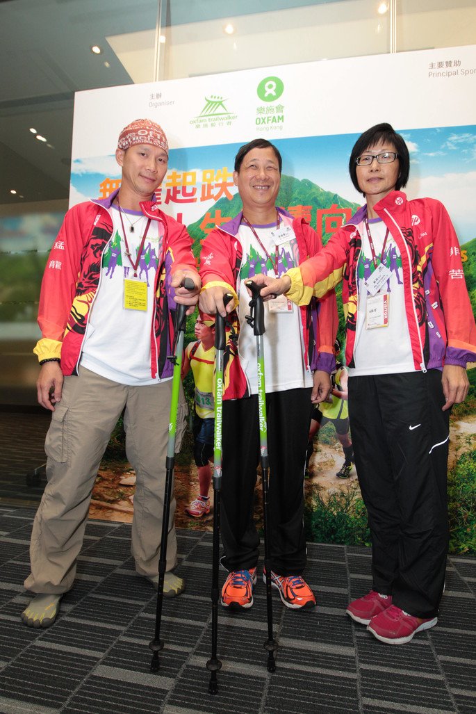 Michael Ng (left, hearing-impaired trailwalker), Kim Mok (middle, visually-impaired) and Alsa Kwok (right, visually-impaired), members of Fearless Dragon team, believed that a loss of sight is not a loss of view, and a loss of hearing is not a loss of perseverance. They will take the grueling trail as a demonstration of their own strength and as a challenge against their physical limitation, with a view to promote the integration of people with and without disabilities.