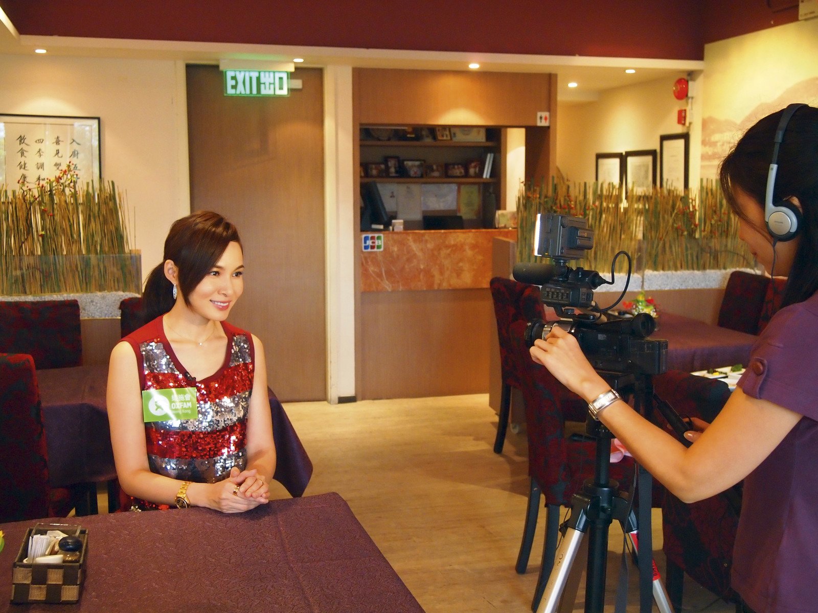 乐施大使杨峥小姐全力支持乐施会扶贫工作，特别为「回家吃饭」筹款活动拍摄呼吁短片。