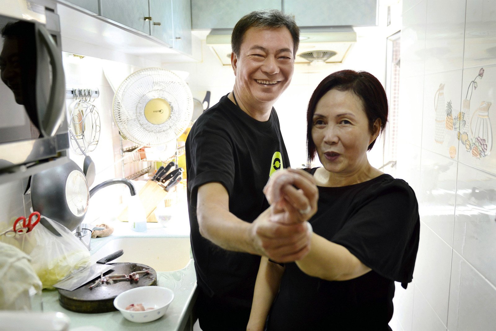 樂施大使廖偉雄先生訪談「家餸」短片中的其中一位受訪者–失明母親Susan，並與她一起煮無骨雞翼。