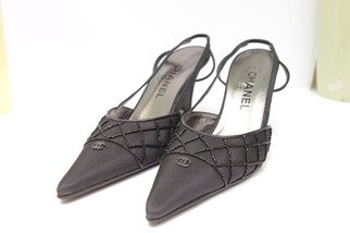 樂施大使趙雅芝小姐捐出Chanel黑色晚裝鞋(折實價港幣1,500元)，為樂施商店籌款。