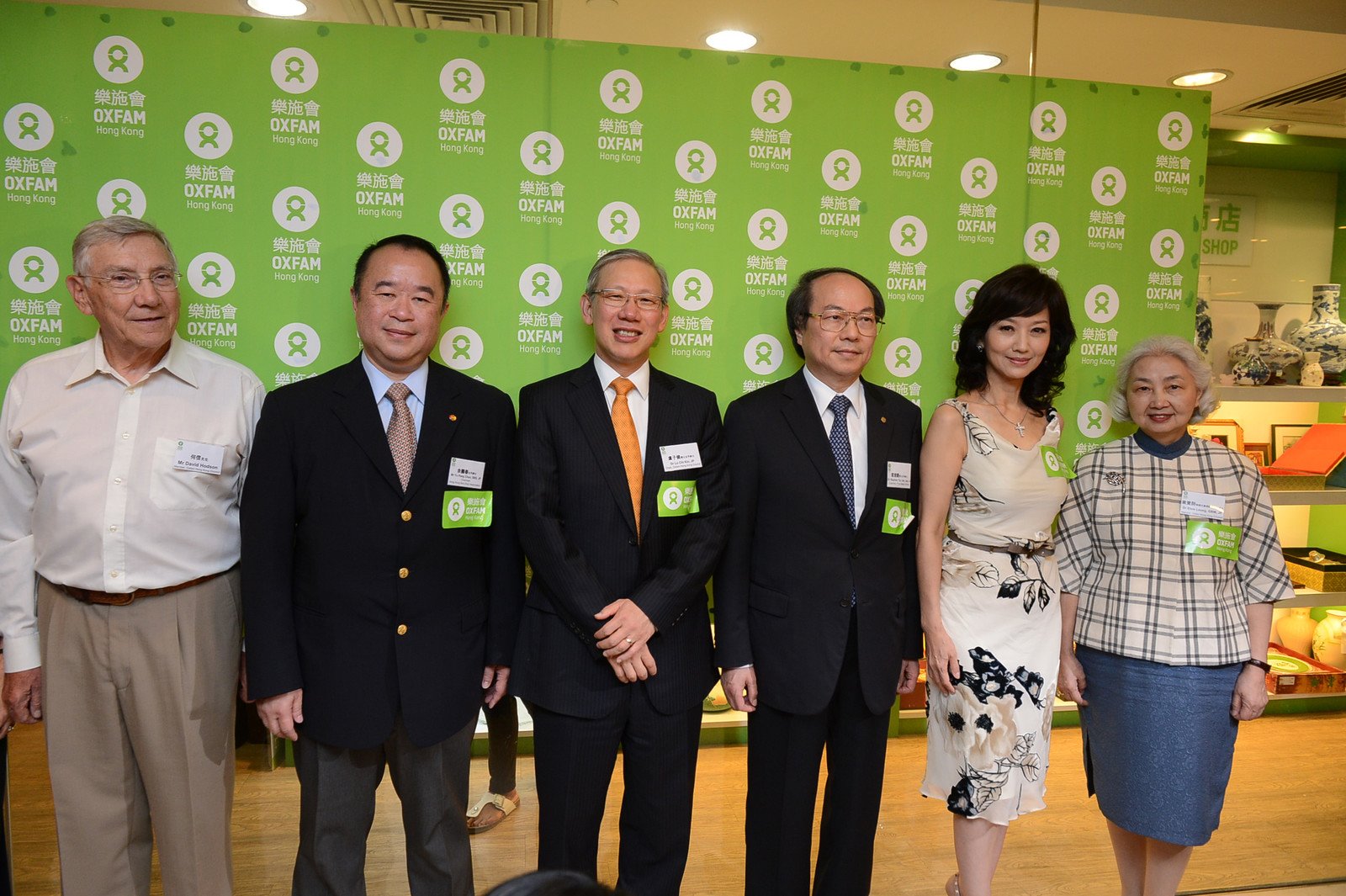 (From left) Oxfam Hong Kong Council Member David Hodson, Hong Kong Mei Zhou Association Chairman Mr Yu Pang Chun, Oxfam Hong Kong Council Chair Dr Lo Chi Kin, Four Seas Group Chairman Dr Stephen Tai, Oxfam Ambassador Ms Angie Chiu and Oxfam Hong Kong Council Member The Hon Elsie Leung officiated at the Opening Ceremony of Oxfam Designers’ Label Week.