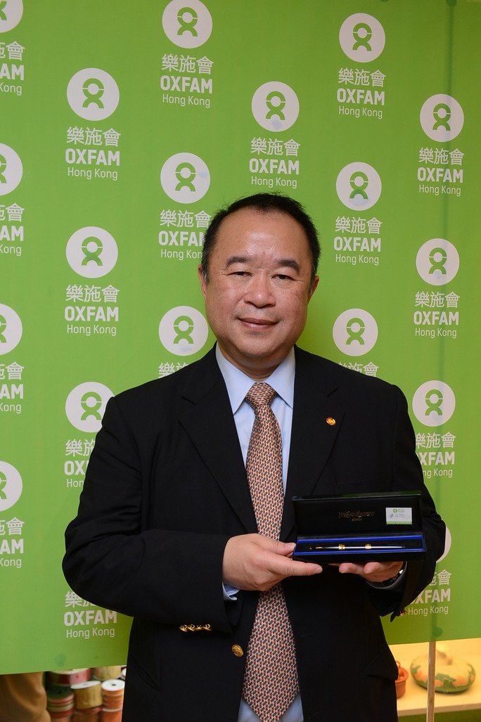 Chairman of Hong Kong Mei Zhou Association Mr Yu Pang Chun encouraged people to support Oxfam Designers’ Label Week by purchasing the YSL pen.
