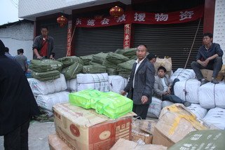 乐施会首批物资于龙门乡红星村发放  第二批物资明日抵达雅安