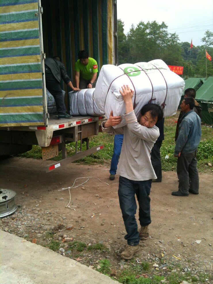 Oxfam distributed first batch of emergency supplies in Longmenxiang, second batch to reach Ya'an next day