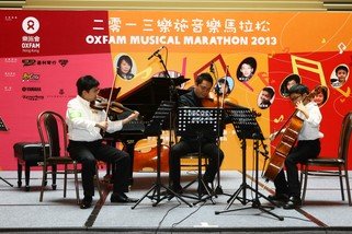 香港管弦乐团第一副团长梁建枫，与其两名儿子梁耀洋（左）、梁耀洲（右）表演弦乐三重奏。