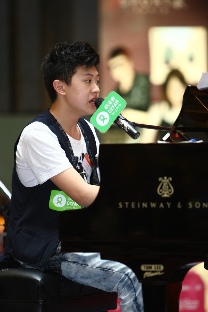 天才小歌手兼演員莫凱謙以鋼琴自彈自唱《Heal The World》。