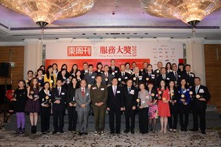 乐施会筹款及传讯总监萧美娟女士(前排左二)与其他主礼嘉宾、颁奖嘉宾及各得奖机构合照。