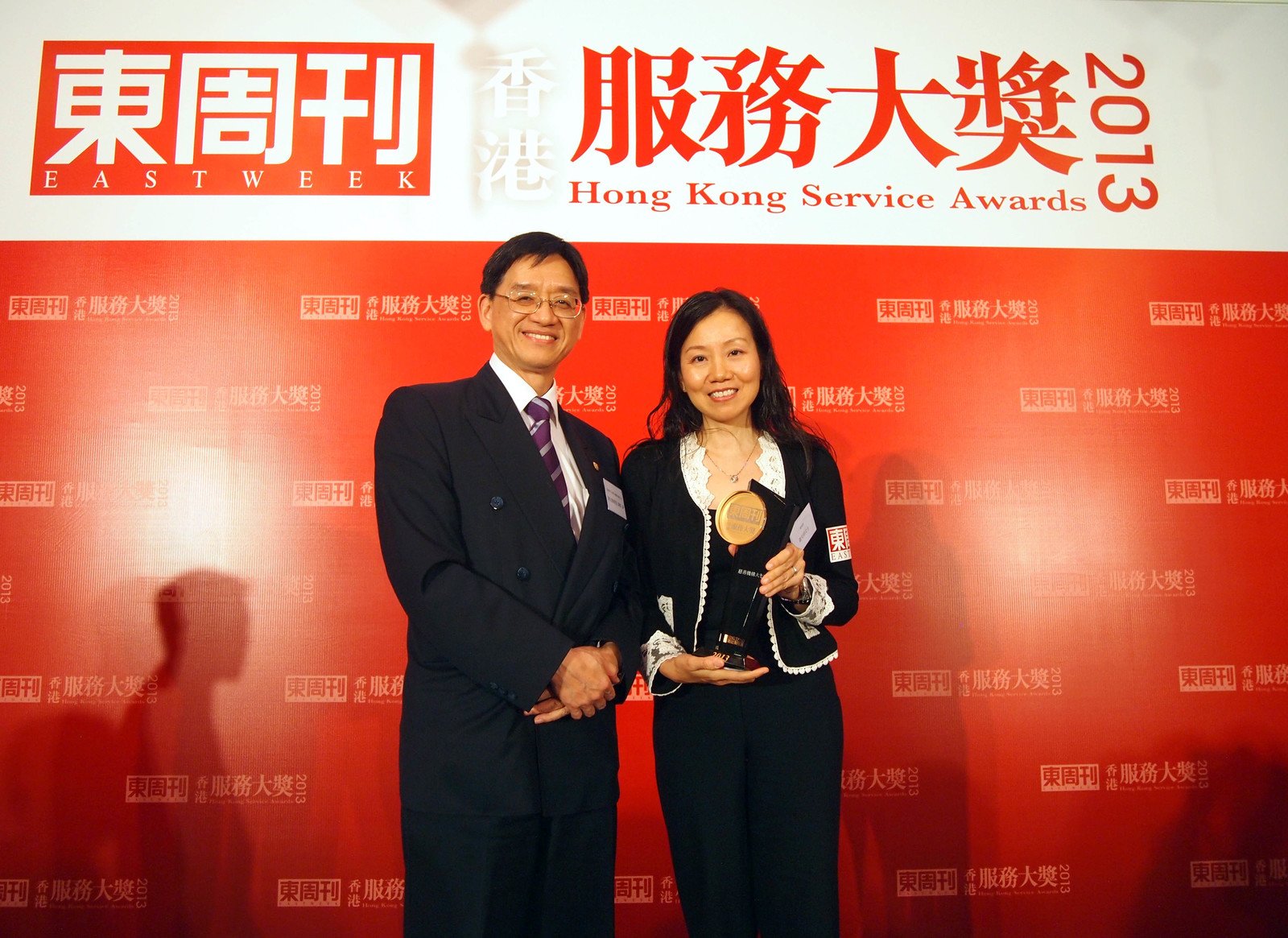 乐施会筹款及传讯总监萧美娟女士与香港中文大学EMBA课程主任陈志辉教授于颁奖礼上合照。