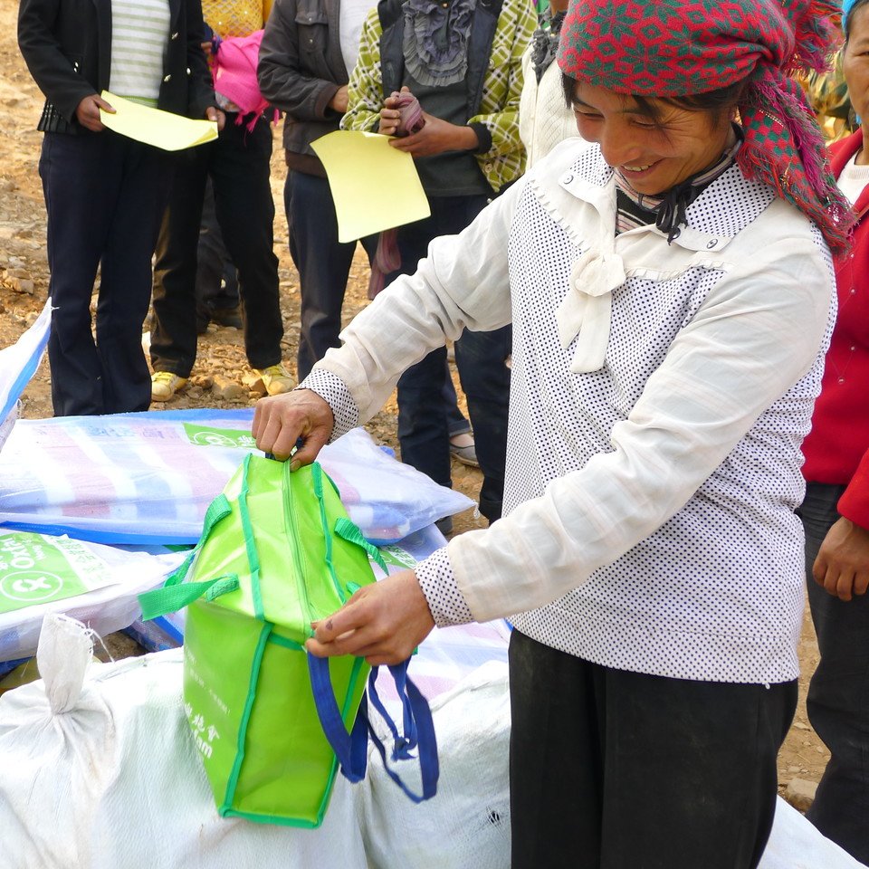 樂施會派發家庭衛生包給災區婦女。
