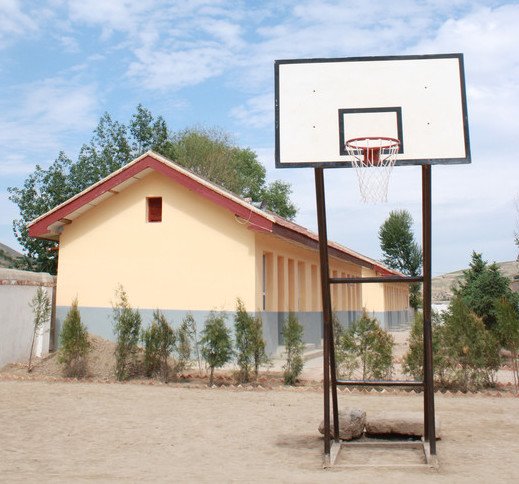 乐施会在甘肃支援了较偏远的乡村小学或教学点的校舍。位于甘肃省定西市安定区吴川村王家湾的花岘子小学，在地震中受到严重破坏，在乐施会协助下得以重建。