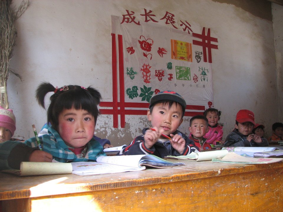 甘肅省定西市安定區吳川村王家灣的花峴子小學重建後，孩子們可在良好的環境中學習。