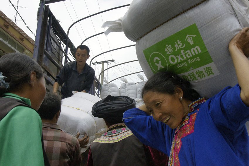 樂施會在地震後把握時間展開緊急救援工作，包括向災民派發物資。