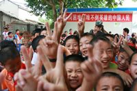  樂施會在四川彭州興建的板房學校落成，一批災區兒童終於可以重返校園  (圖：劉曙光/ 樂施會)