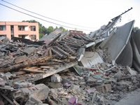  Most buildings in Dujiangyan have been destroyed.
