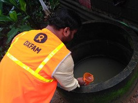 印度乐施会工作人员从水井检测食水样本。（图片：印度乐施会）