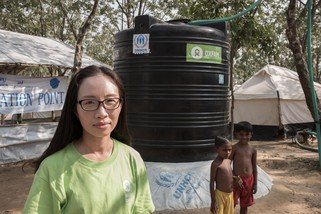 樂施會負責人道救援的同事李寶琪於2017年11月下旬在難民營內，檢測我們與合作夥伴搭建的貯水塔和淨水過程。（拍攝：高仲明／樂施會）