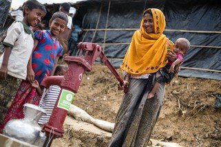 蘇曼妮亞與她的孩子棲身在Moinnarghona難民營。樂施會在該營地安裝了水泵，蘇曼妮亞步行一小段路可抵達水泵抽取清潔食水。（拍攝：Bekki Frost／樂施會）