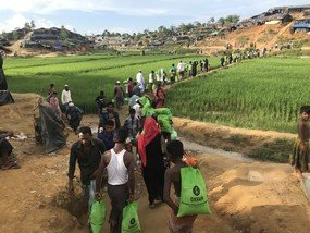 在Thengkhali 難民營，救援人員正爭分奪秒，向羅興亞難民派發衞生用品及救援物資，以防霍亂爆發。（拍攝：Bekki Frost／樂施會）