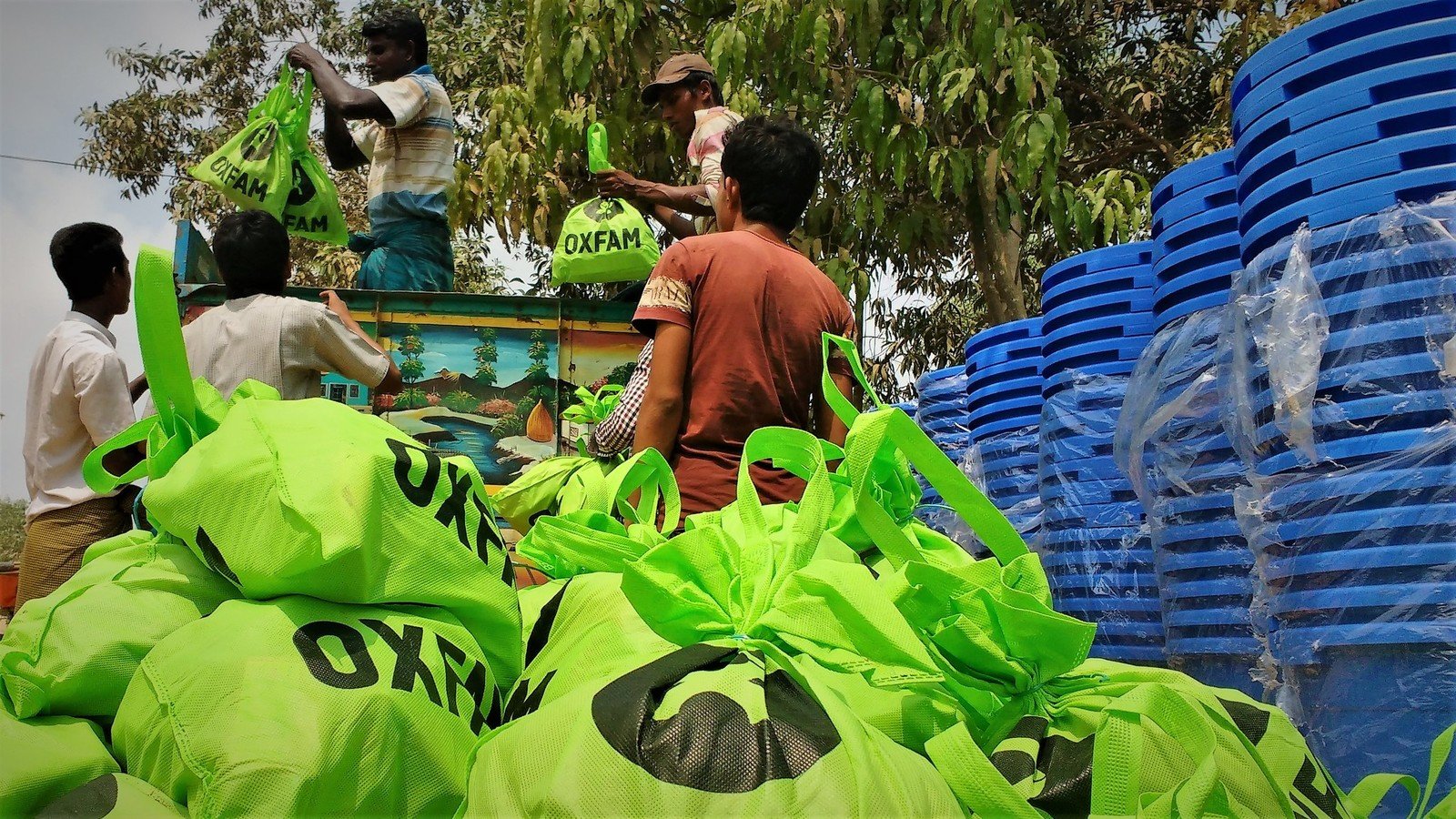至今我们已向难民派发了近一万套卫生包。目前，我们每日在数个难民营向难民供应30万升已氯化消毒的食水。（拍摄：Maruf Hasan／乐施会）