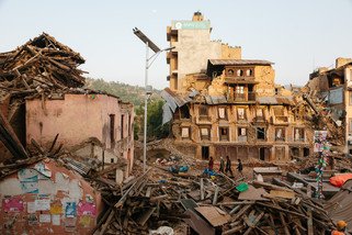 大地震后，加德满都城内到处一片颓垣败瓦，道路及基建设施被毁，令救灾工作更困难。(摄影:  Aubrey Wade/ Oxfam)