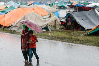 Worried about aftershocks, earthquake survivors were forced to sleep out in the open for days. Heavy rain has also made their situation more difficult. (Photo: Aubrey Wade / Oxfam)