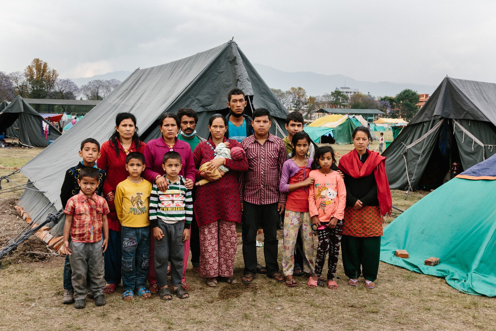 45日大的Hari在地震中逃过一劫，现时一家十五口一同住在帐蓬，在临时安置点生活上仍困难重重。乐施会正在该临时安置点搭建卫生设施。 (摄影: Aubrey Wade / Oxfam)