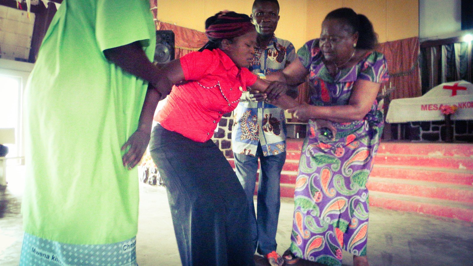 數名婦女義工正在剛果民主共和國的教堂內，以戲劇形式提升公眾對伊波拉病毒的認知，加強預防。（拍攝：樂施會）