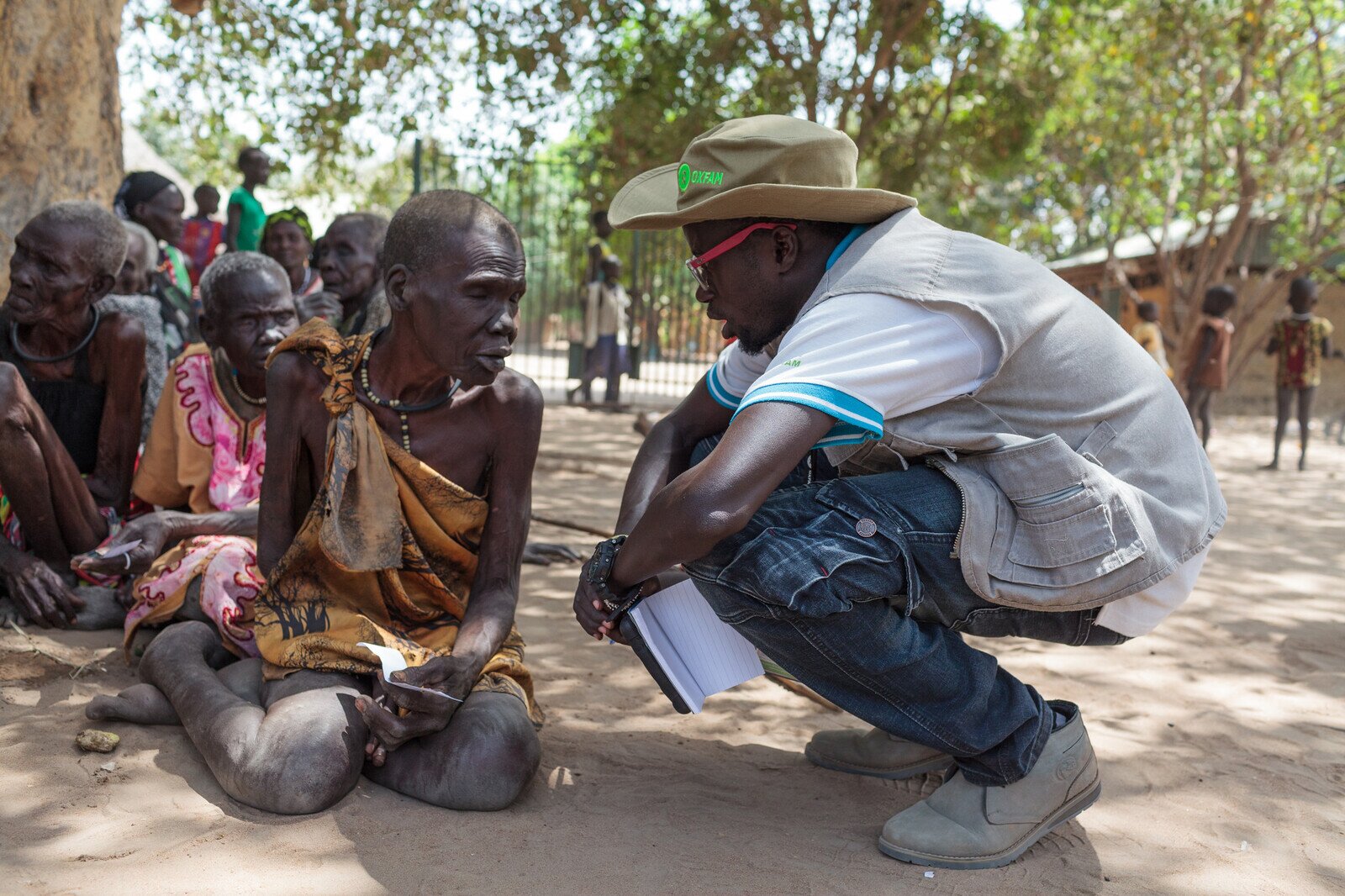 Oxfam’s staff Kujiek talks to people who are registering for food and relief to understand their needs. (Photo: Bruno Bierrenbach Feder/Oxfam)