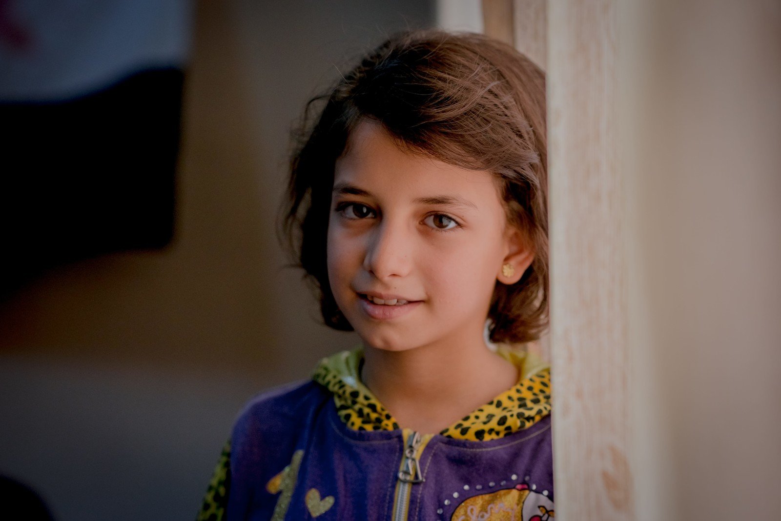 11岁的Sara与父亲等一家七口原居于叙利亚霍姆斯（Homs）。战争开始时，他们一家由家乡驱车南下，途中Sara头部遭枪击所伤。乐施会义务摄影师潘蔚能与乐施会负责人道项目的同事探访Sara一家，她和父亲对我们讲述逃离叙利亚时的惊险情景。现在她和家人居于约旦东北部地区的一幢大厦内。  而Sara的梦想，是能够成为医生，「因为可以帮助别人。」她说。 (摄影:潘蔚能/乐施会)