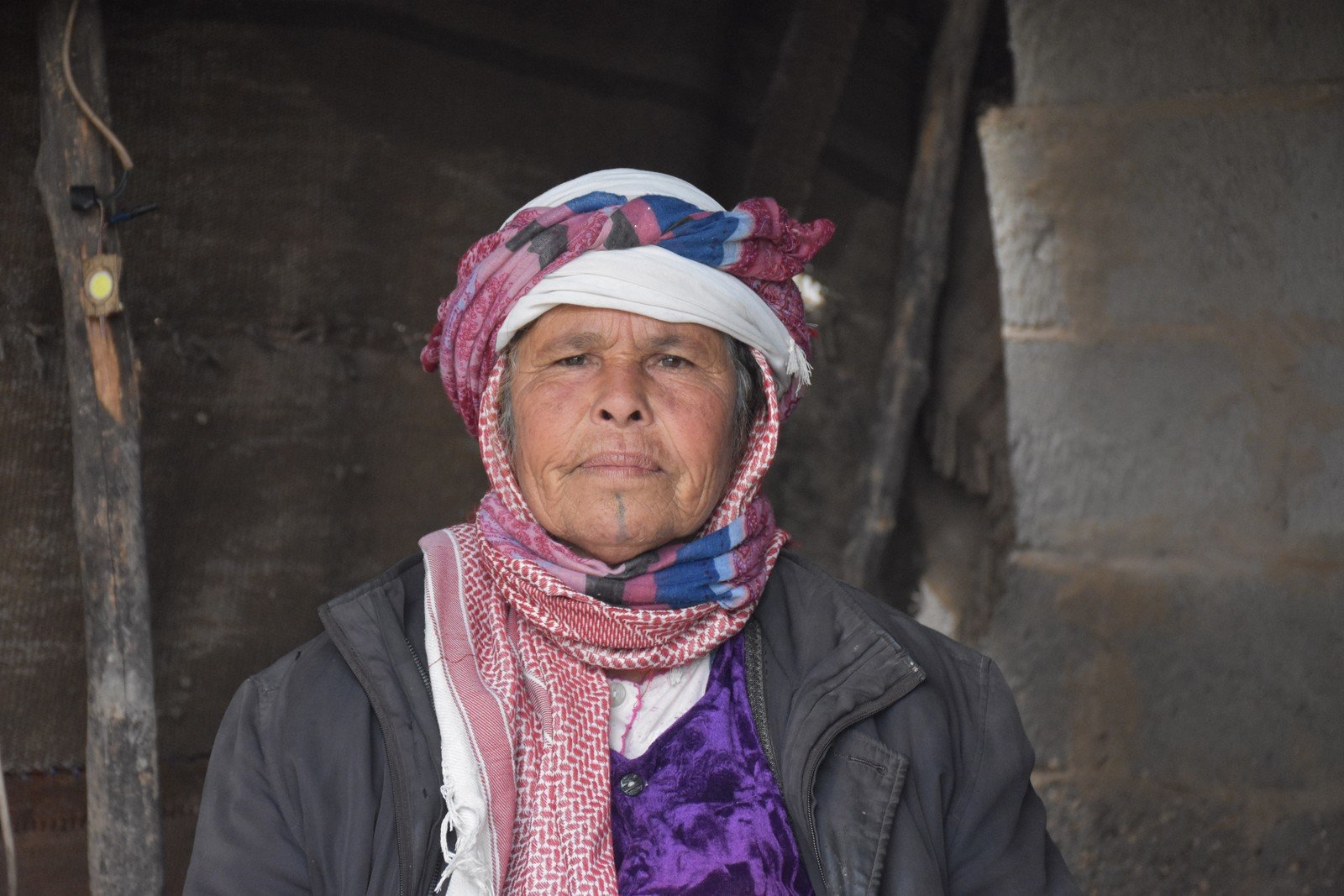 戰火不斷，令Wadha和家人被迫流徒到國內其他較安全的地方，令原本靠飼養牲畜為生的她變成失業。樂施會的「以工代賑」項目為難民提供賺取收入的機會，讓他們能夠為家人購入日常所需，Wadha就是其中一個參加者。（攝影︰Dania Kareh / 樂施會）