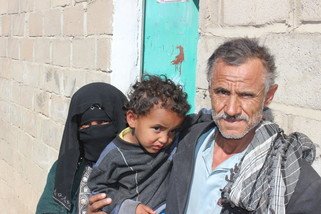 45岁的艾哈迈德和40岁的妻子多拉，及8个孩子一同生活在阿曼省的海米尔市(Khamer)。家庭唯一的收入来源是艾哈迈德到市场上做补鞋匠，收入比较理想的时候，他一天可以赚得500元也门里亚尔（约2美元），更多时候他要空著手回到家里。 「我们的生活一直很艰难，在战争之后就变得更糟。由于燃料短缺，食品价格急升。在街市，你可以看到有多少人为了给孩子买食物而折腾。」多拉说。 「每个月，我们都需要花11000元也门里亚尔（约44美元）买面粉。我们所能吃的就只有面包和茶。」情况差的时候，多拉会到市场行乞，希望为孩子们收集一些钱或面包，但得到更多的是口头侮辱。乐施会为家庭提供食物券和现金援助，协助他们在无需举债的情况下，应付现时困境，购买食物。艾哈迈德和多拉曾因高水价而受苦，每月需要花费超过6000也门里亚尔（24美元）的水费。乐施会修复了这个城市的供水网络系统，令他们无需购买食水，可以在自己的家中取水。艾哈迈德和多拉希望这场战争尽快停止，令他们的孩子不用再饿著入睡，而能安全地睡一觉。