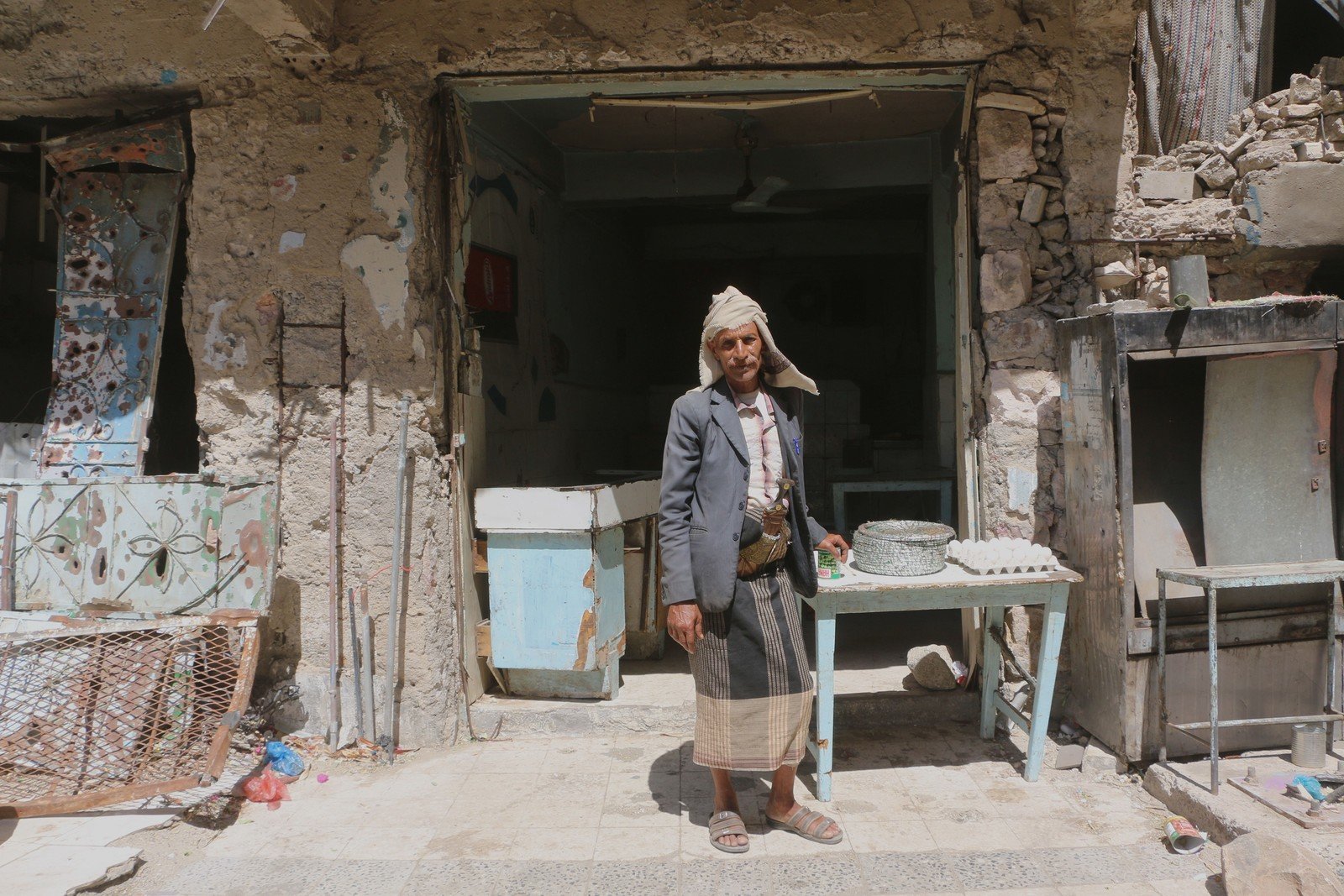 Ahmed Al-Haj 在塔伊兹地区 (Taiz) 经营快餐店。爆发激烈冲突期间，他只好暂停营业，但他已决定重开快餐店赚取生计。市面上的小商户告诉我们，假如情况仍无改善，他们迫不得已会关门，逃命到更安全的地区。