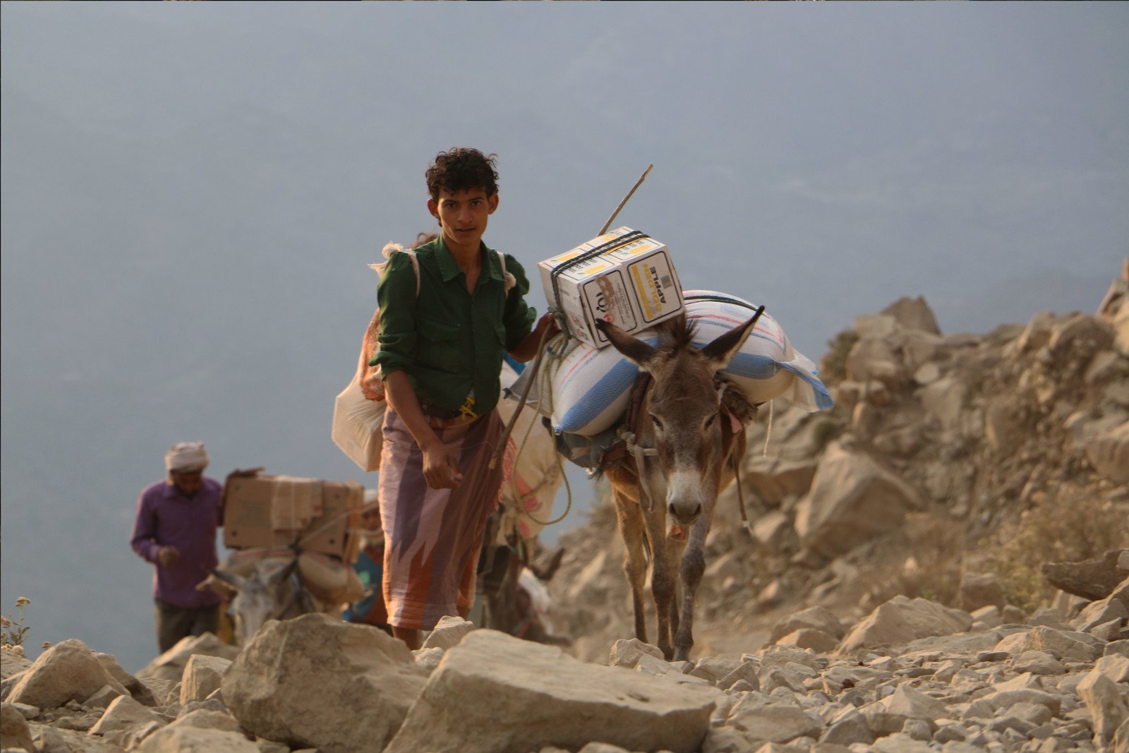 A man transports food by donkey across the mountain to areas of Taiz cut off from many supplies. Traders in Taiz said that higher prices in active combat areas sometimes mean people are forced to travel long distances outside of the city to purchase commodities at a lower price. Many travel along treacherous mountain paths in order to avoid checkpoints. They return with the food ‘on their backs, exposing themselves to the risk of being shot by snipers’, one trader told Oxfam.