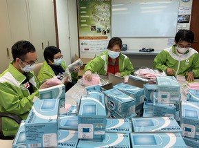 In order to distribute resources as soon as possible, Oxfam Hong Kong's staff worked swiftly to pack surgical masks.