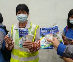 2月7日，樂施會同事與夥伴團體一起向清潔工友派發口罩，為他們帶來基本保護。