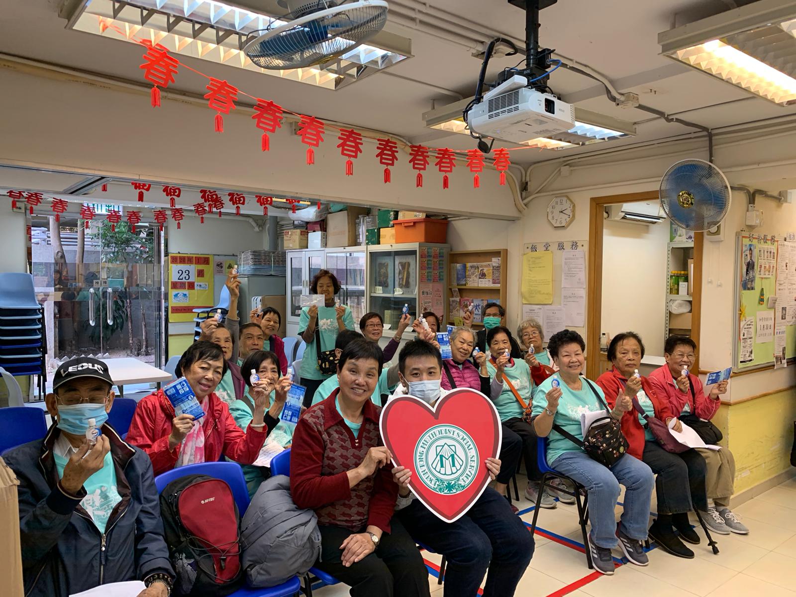 Oxfam Hong Kong distributed Walch hand sanitisers and wipes to low-income workers and families. 
