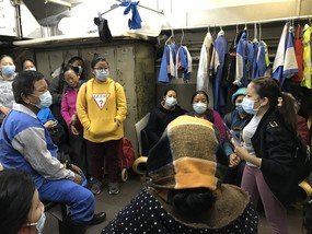 与乐施会一起派发口罩的伙伴团体医护行者安排一名尼泊尔籍翻译，用尼泊尔藉清洁工熟悉的语言，讲解防疫知识。